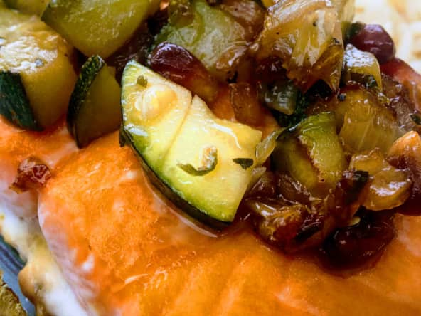 Saumon mi-cuit et sa poêlée de courgettes à la grenade