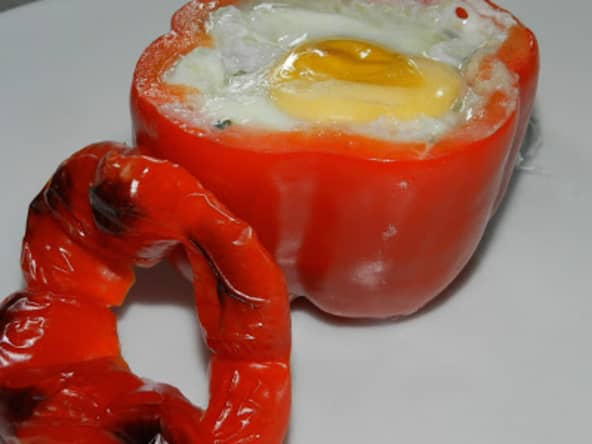 Poivrons farcis à la purée aux noix chapeauté d'un oeuf sur le plat