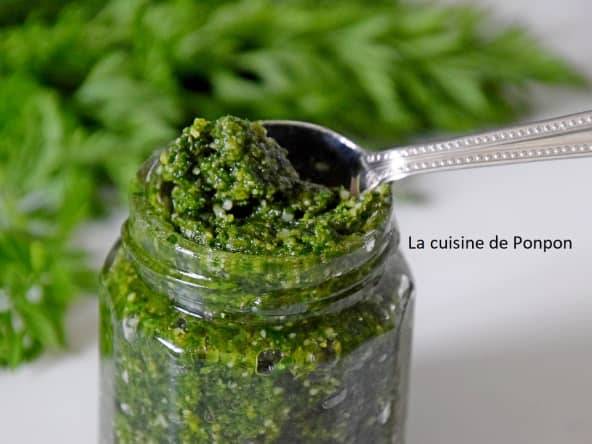 Pesto aux fanes de carottes ail et parmesan