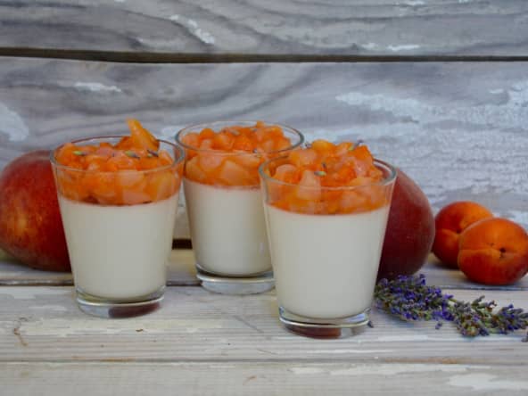 Pannacotta à l’amande, compotée pêches abricots à la lavande