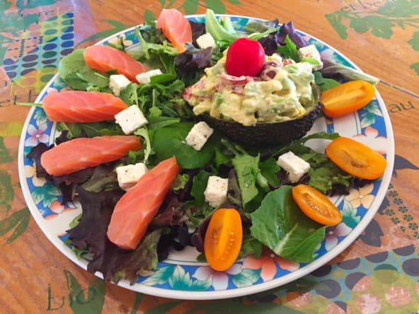 Avocat mimosa, salade et saumon fumé