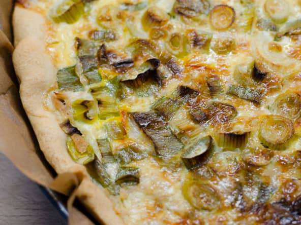 Quiche au thon, aux oignons nouveaux et au safran