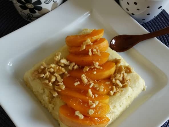 Bowlcake de semoule aux abricots et éclats de noix