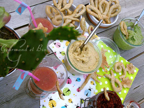 Houmous en trio, taralli au fenouil et smoothie pastèque, fraise, kiwi