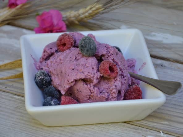 Frozen yogurt fait maison aux framboises et myrtilles