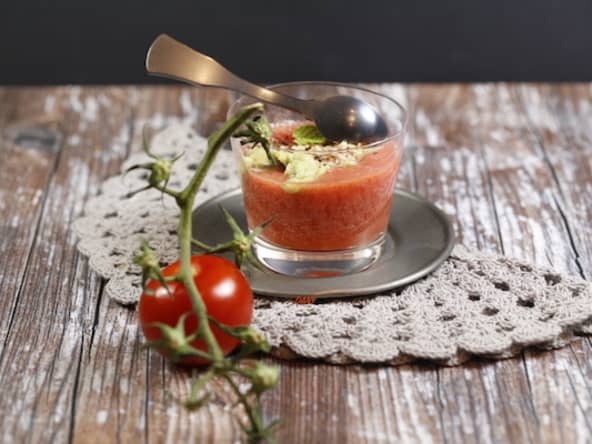 Fraîcheur de tomates à la fraise et à l'avocat