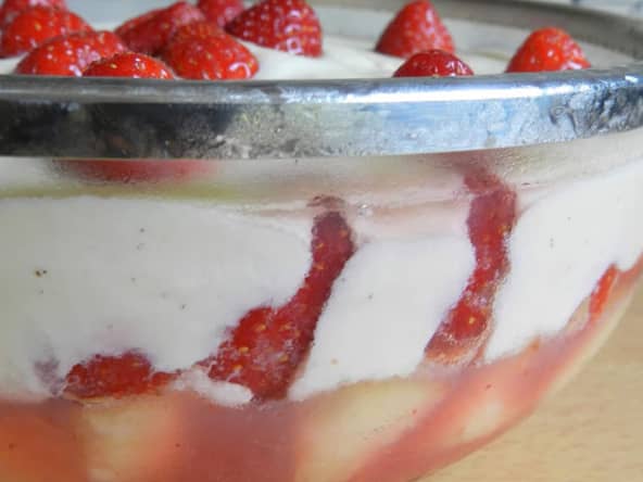 Trifle d'été aux fraises et aux pêches