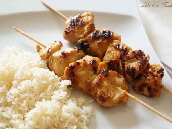 Brochettes de poulet originales au beurre de cacahuètes et curry