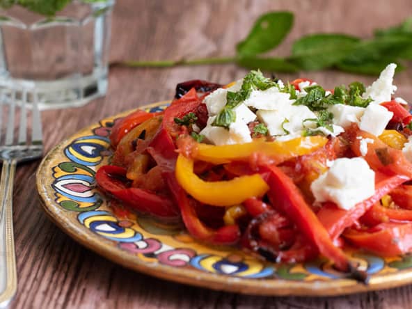 Poivrons grillés au four à la menthe et la feta