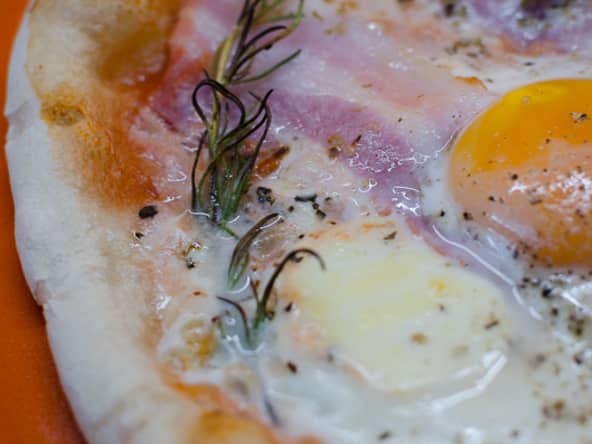 Pizza au bacon, à l'oeuf et au romarin