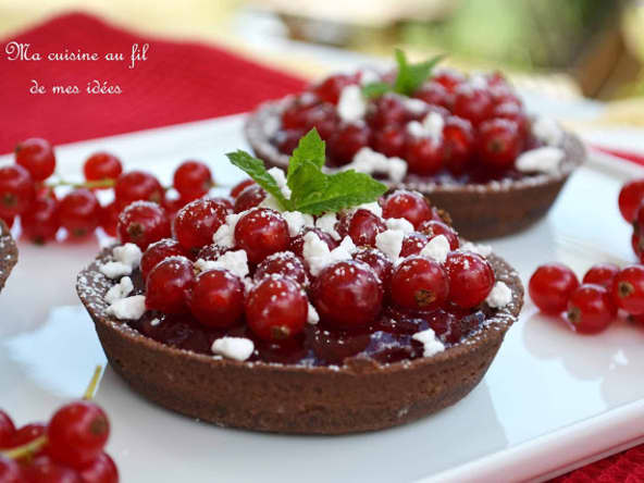 Tartelettes chocolat aux groseilles rouges, coulis et crumbel de meringue