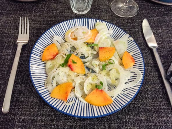 Salade de fenouil, pêche et basilic