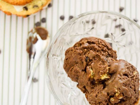 Glace chocolat et morceaux de cookies