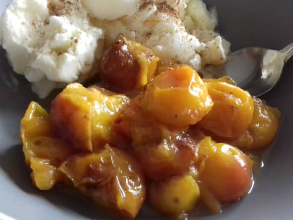 Glace au yaourt et mirabelles rôties au caramel