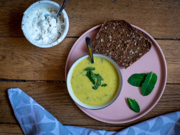 Soupe froide santé courgettes, pois chiches, menthe