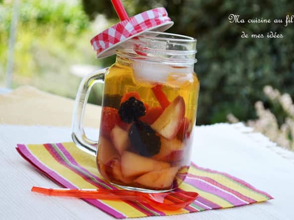 Thé glacé fait maison aux pêches, mûres et framboises