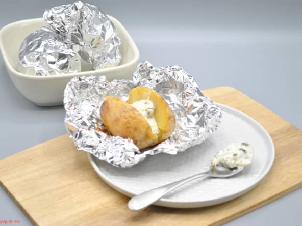 Pommes de terre au four et sa sauce aux herbes