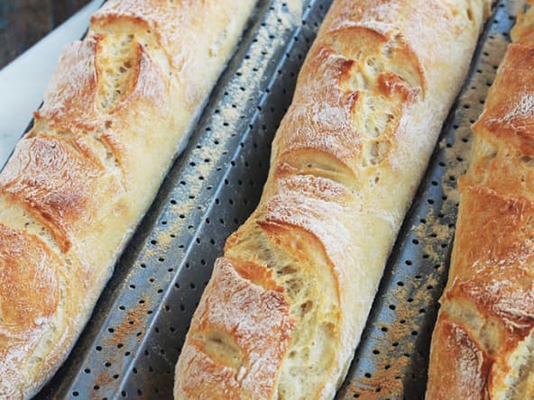 Pain baguette magique croustillante, sans pétrissage : la recette facile pour faire le pain