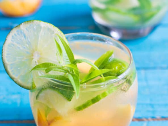 Mocktail à la pêche, au citron vert et à la verveine