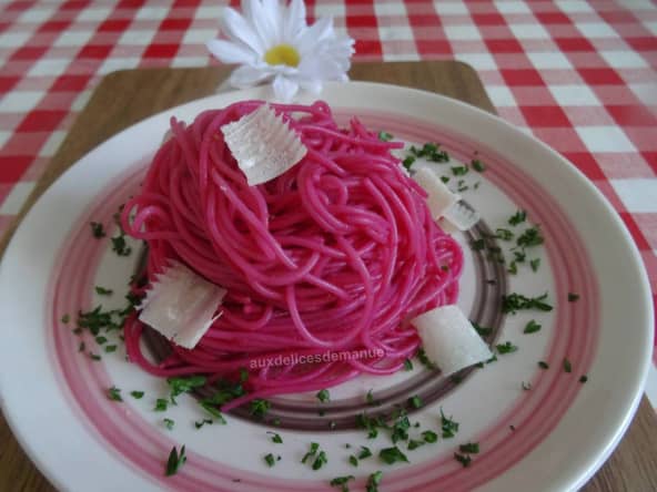 Spaghetti à l'ail et piment, à la purée de betterave