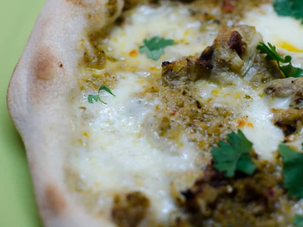 Pizza à la tapenade verte, à l'artichaut et à la coriandre