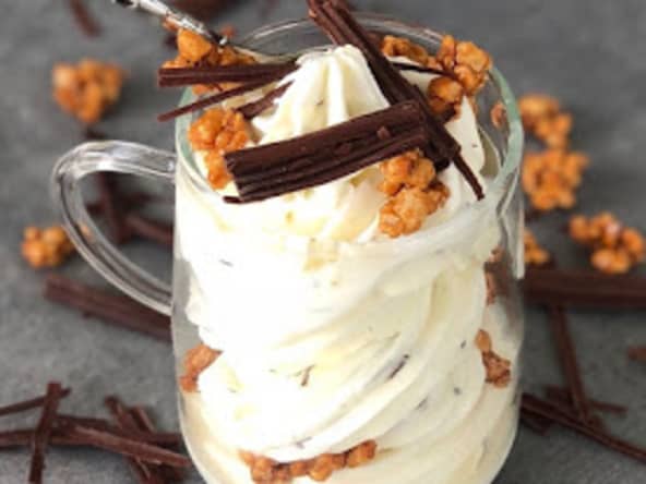 Glace au yaourt, copeaux de chocolat et pépites de noisettes caramélisées