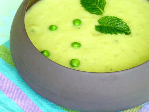 Velouté froid et léger de courgettes, petits pois et ricotta