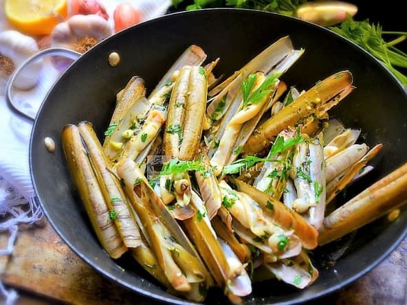 Poêlée de couteaux en persillade au basilic simplement délicieux