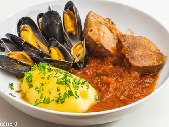 Ragoût de porc aux moules, pomme persillées