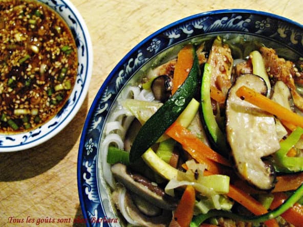 Soupe gourmet de poulet à la coréenne, nouilles de riz et sauce sucrée-salée-épicée