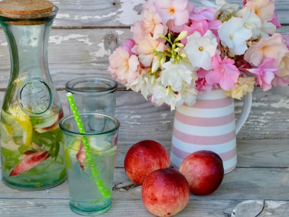 Eau détox pêche verveine