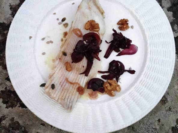 Raie vapeur, oignons violets au balsamique, vinaigrette aux noix