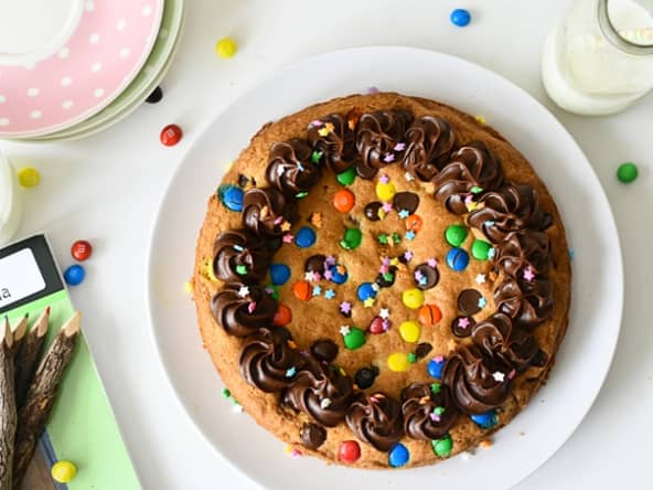 Le cookie cake aux pepites de chocolat et M&M's