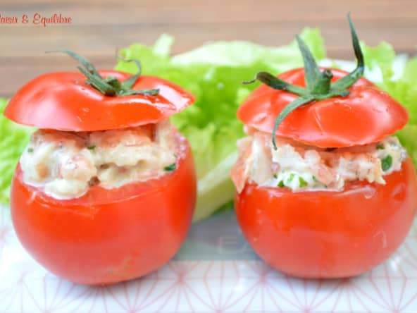 Tomates crues farcies aux poissons et aux crevettes grises