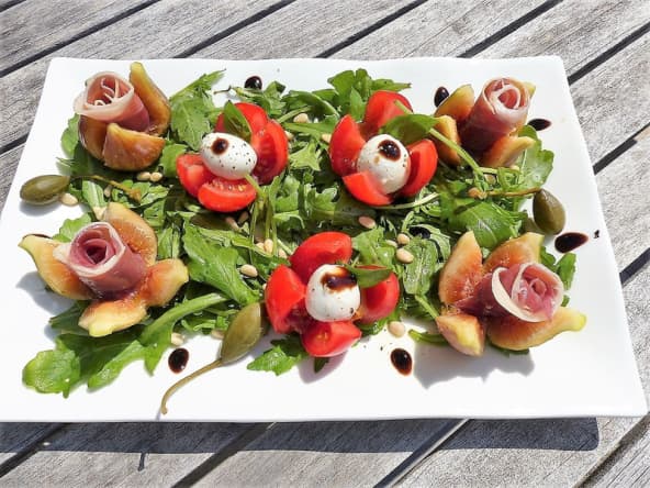 Salade italienne aux figues, jambon cru et tomate mozzarella