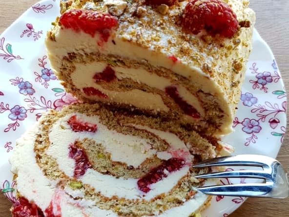 Gâteau roulé pistaches, framboises, chocolat blanc