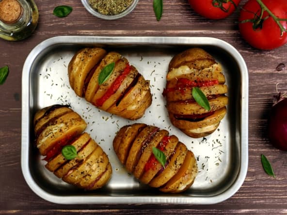Pomme de terre au four farcie au chorizo, mozzarella, oignon rouge et tomate
