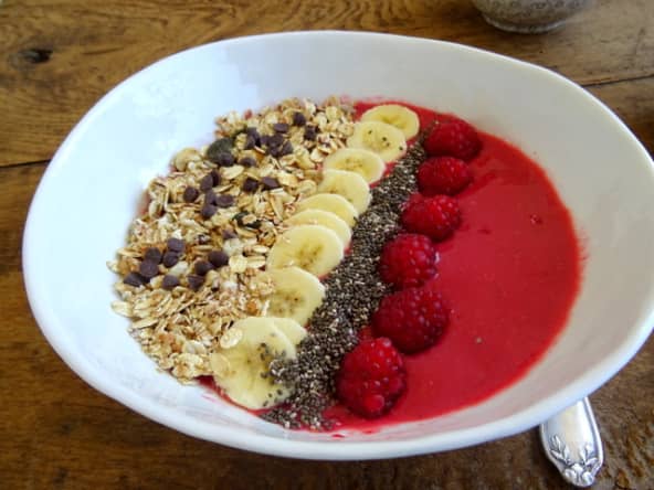 Smoothie bowl coloré et vitaminé