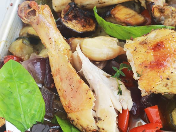 Poulet rôti et légumes de ratatouille au four