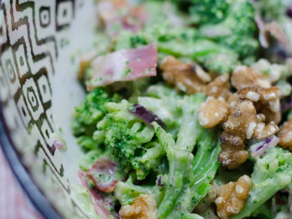 Salade de brocoli au bacon et aux noix