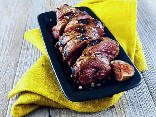 Magret de canard roulé à la figue et à l'oignon rouge