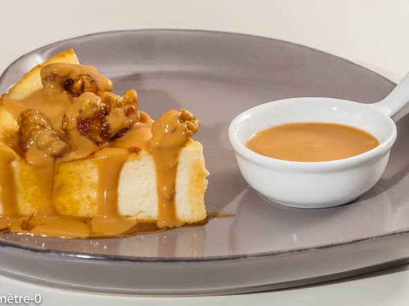 Gâteau à la ricotta, noix caramélisées, sauce caramel
