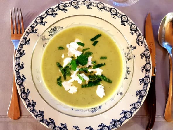 Soupe froide de courgettes au chèvre