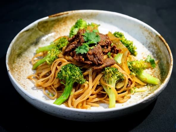 Pâtes de riz sautées au boeuf, brocoli et coriandre
