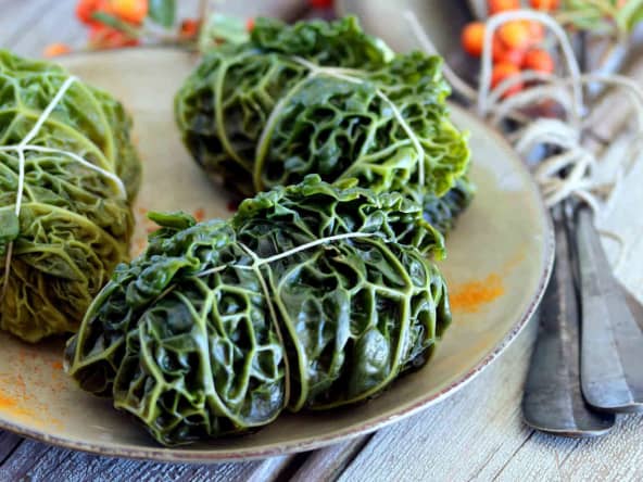 Feuilles de chou vert frisé farci à la viande et cranberry