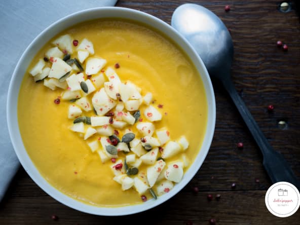 Soupe de potiron, pommes et baies roses