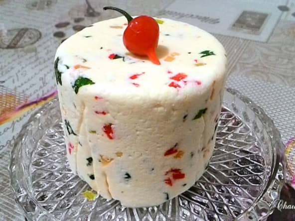 Fromage blanc fait maison assaisonné aux piments aromatiques