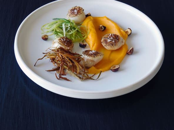 Noix de saint-jacques, crème de butternut et poireau