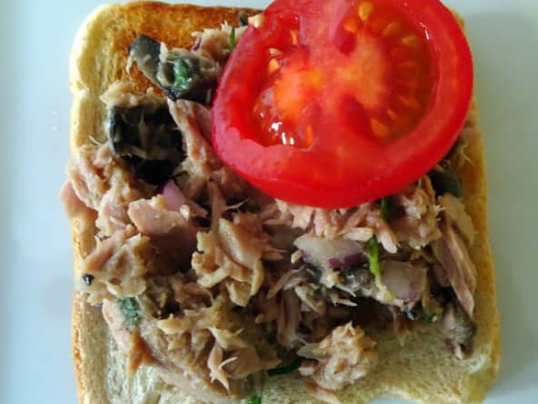 Sandwich au thon, câpres, olives et citron de Melissa Clark