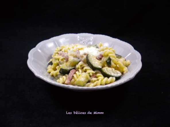 Pâtes aux courgettes et aux lardons à 1 euro par personne